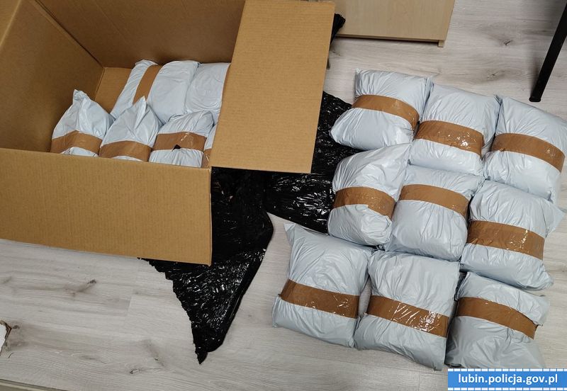 Przechwycone 300 kg tytoniu i dwie osoby zatrzymane – to efekt działań lubińskich policjantów i funkcjonariuszy Urzędu Celno-Skarbowego