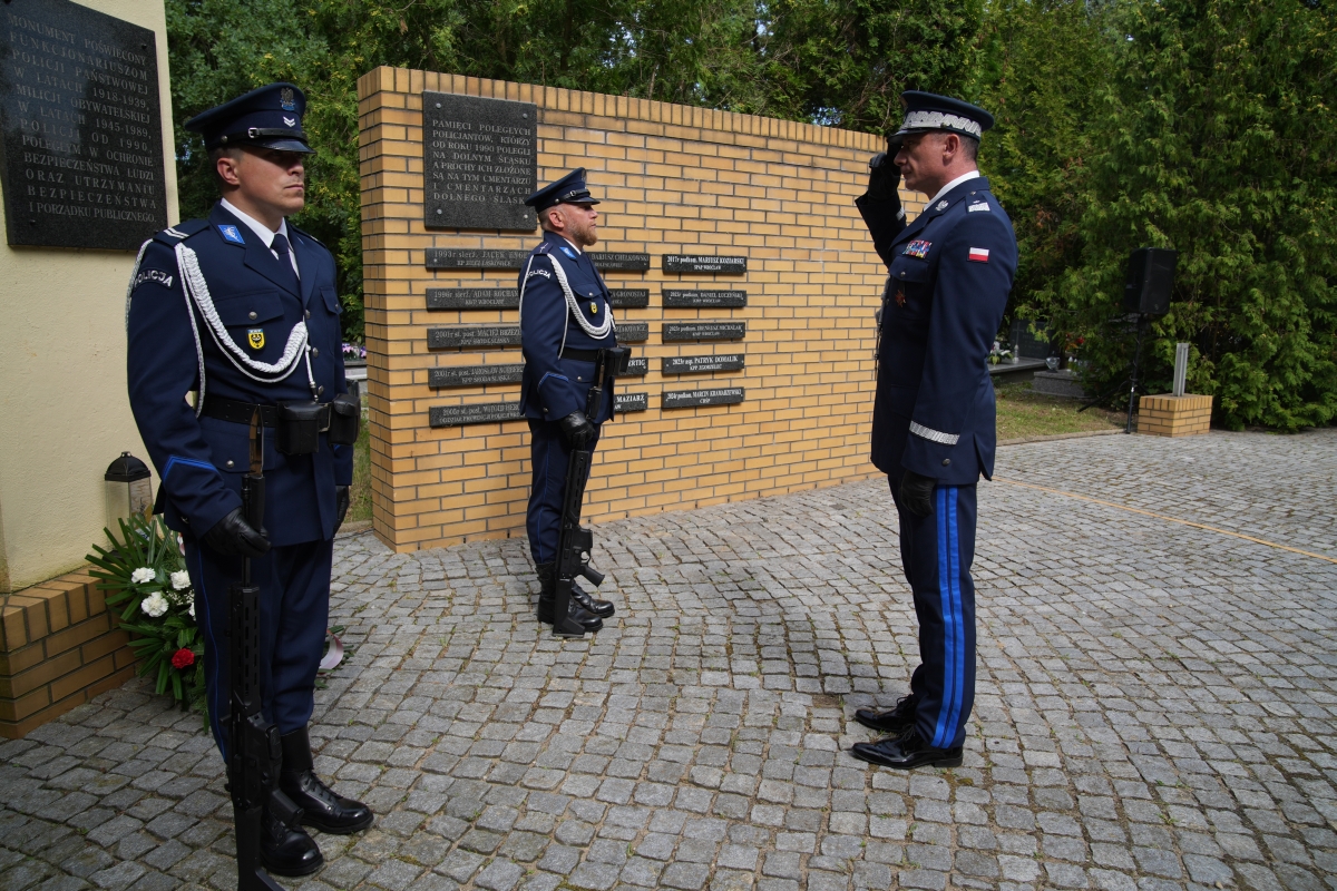 Policjanci z garnizonu dolnośląskiego oddali hołd poległym i zamordowanym funkcjonariuszom