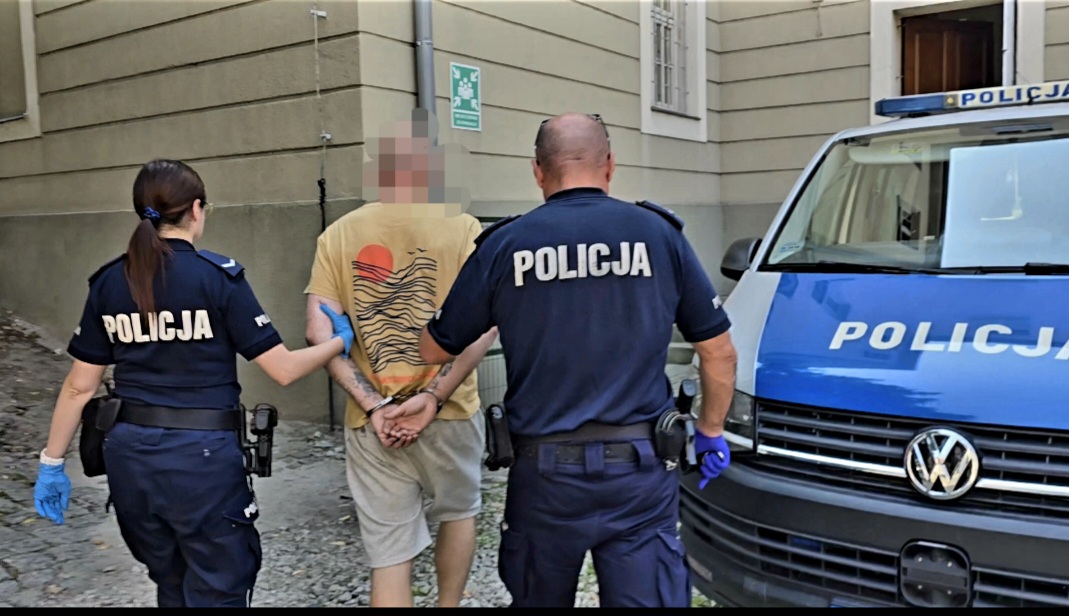 Seria brutalnych rozbojów w Oławie. Policjanci zatrzymali sprawców – wszyscy trafili na 3 miesiące do aresztu