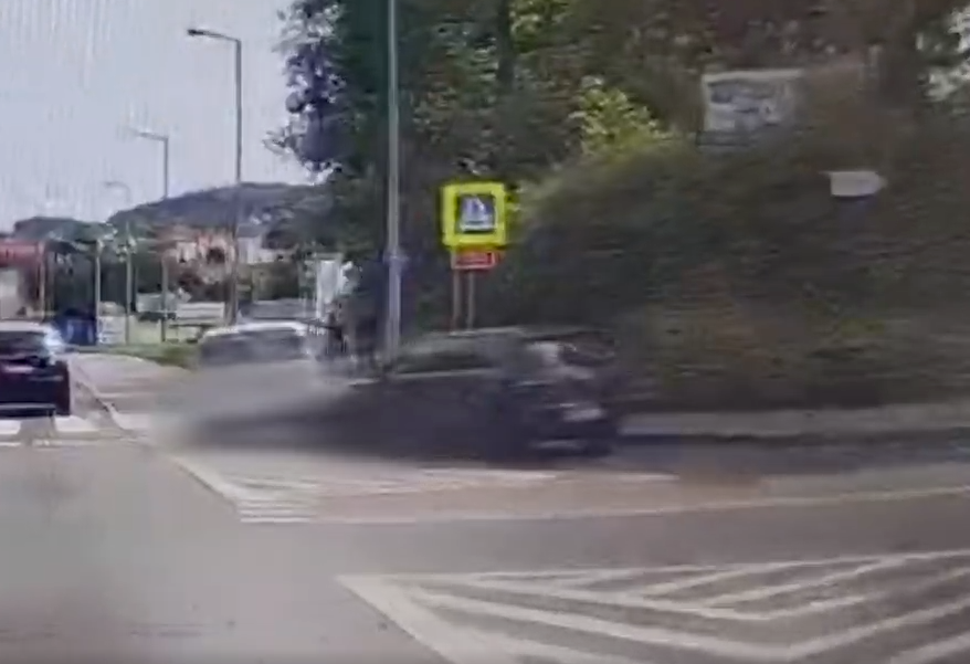 Poważny wypadek na ulicy Sobieskiego w Jeleniej Górze. Policjanci wyjaśniają okoliczności zdarzenia