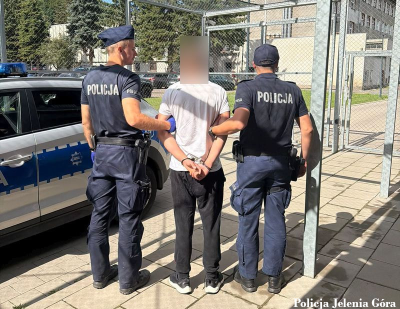 Policjant po służbie zatrzymał sprawcę kradzieży szczególnie zuchwałej. Ofiarą 91-letnia jeleniogórzanka