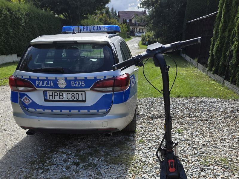 Uciekał z kolegą na hulajnodze przed policjantami