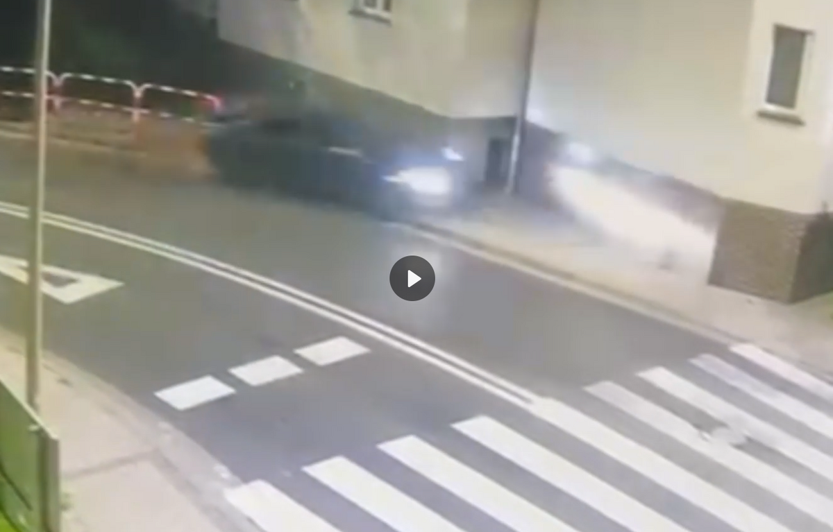 Udawał, iż wykona polecenia policjantów, a później ucieczkę zakończył uderzając w budynek